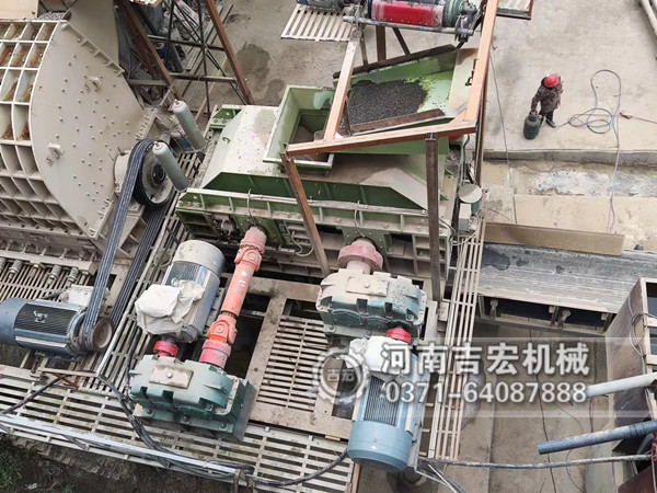 制砂設(shè)備用啥好-用吉宏液壓對(duì)輥破碎機(jī)??！