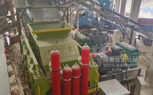 破碎輝綠巖總走彎路？對輥機用實力告訴你：選對設(shè)備多重要！